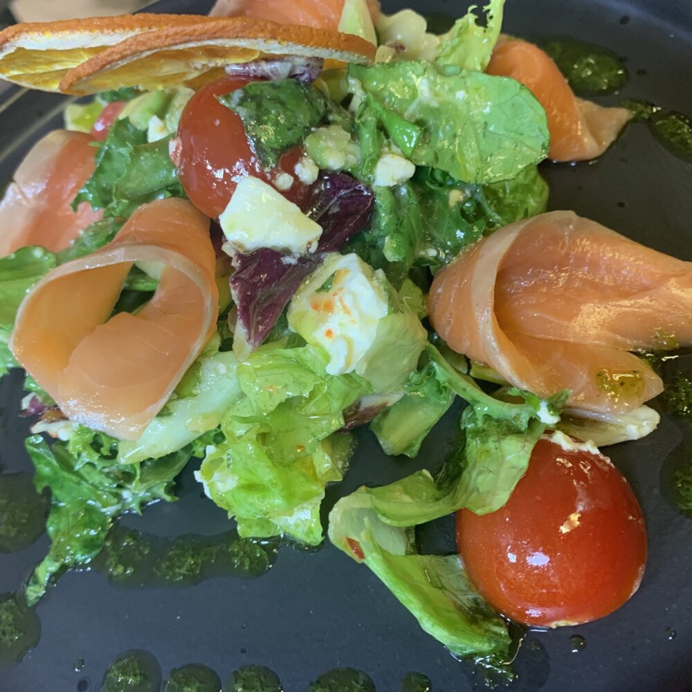 Салат с подсоленным лососем и цитрусовой заправкой