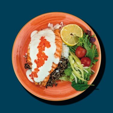 Стейк из семги под икорным соусом