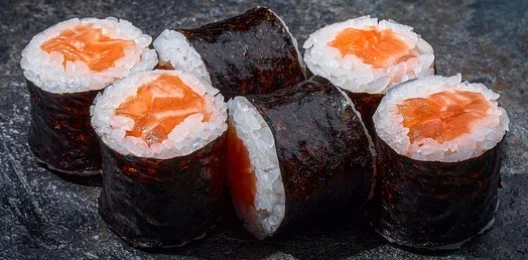 Маки с копченым лососем