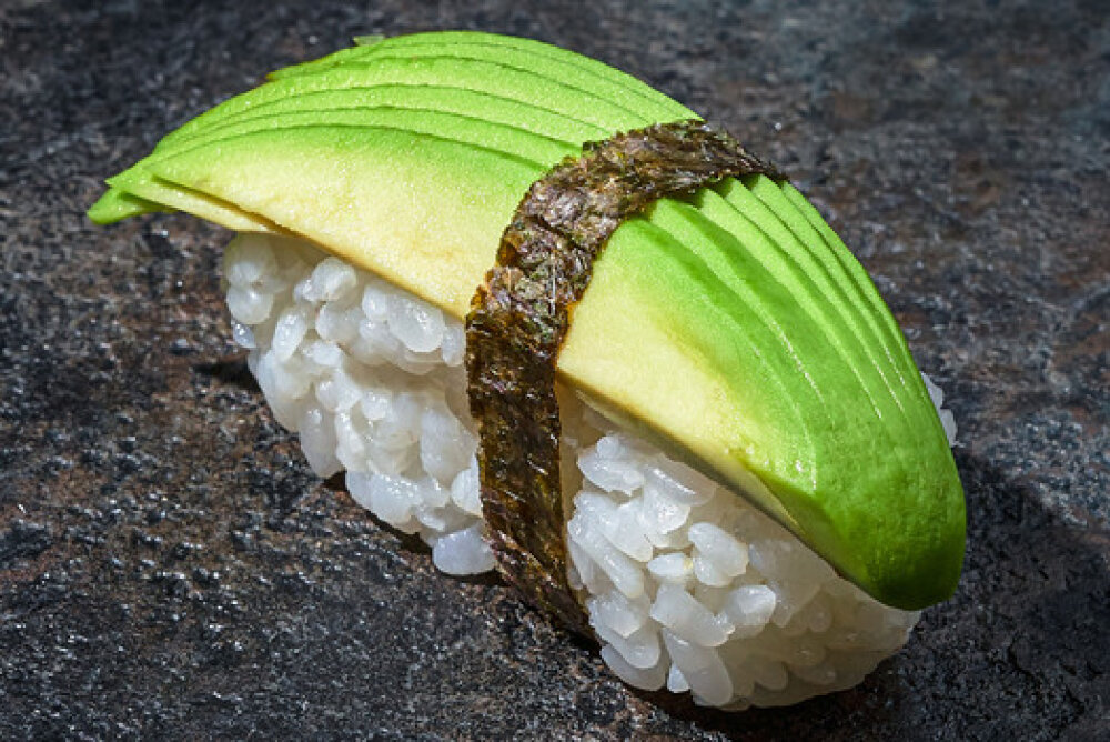 Суши с авокадо