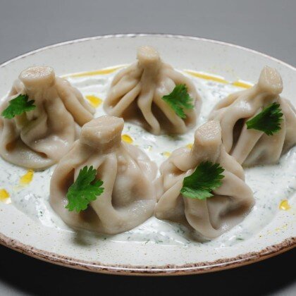 Хинкали с говядиной и свининой с чесночным соусом