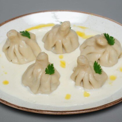 Хинкали с курицей с сырным соусом