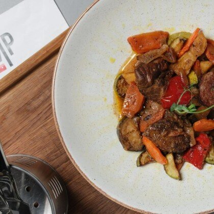 Томленая говядина с картофелем и овощами