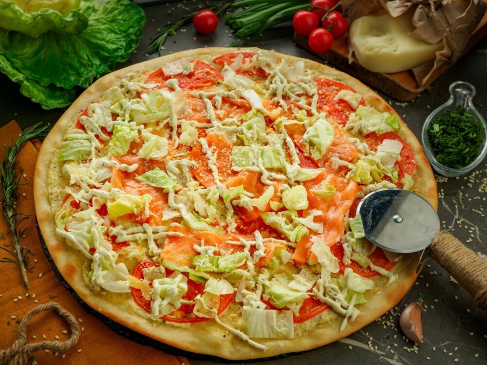 Пицца «Цезарь с лососем»