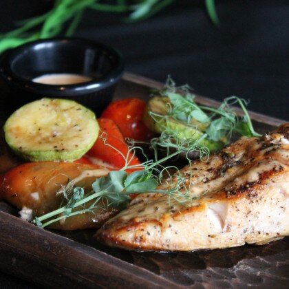 Куриный стейк под соусом Дорблю с овощами гриль