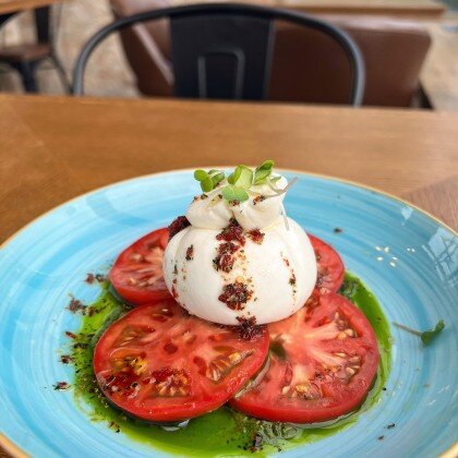 Буррата с томатами и соусом Песто