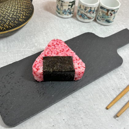 Онигири с лососем