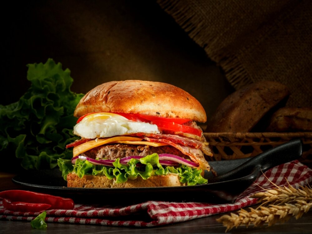 Тамбургер «Ранч» с говядиной и яйцом на ржаной или пшеничной булке