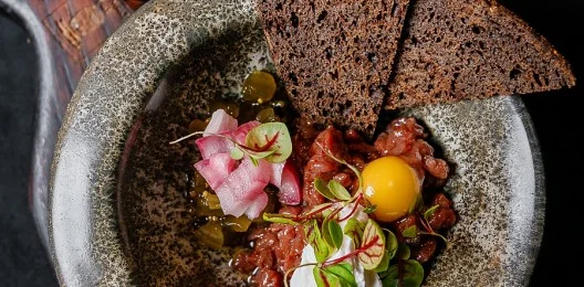 Тар тар из северного оленя с маринованными огурцами, молодым козьим сыром и перепелиным яйцом