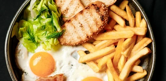 Поздний завтрак: Яичница-глазунья с беконом и картофелем