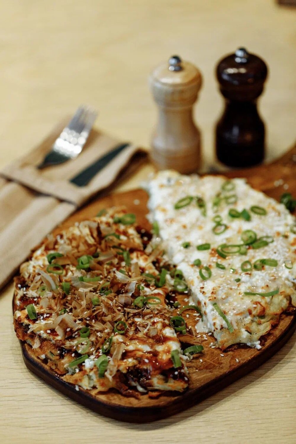 Хашбраун-пицца с двумя видами сыра, стружкой тунца и трюфельным маслом
