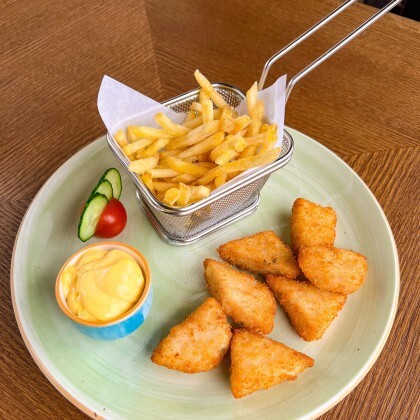 Картофель фри с куриными наггетсами и соусом