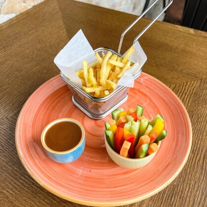 Картофель фри с овощными палочками и соусом