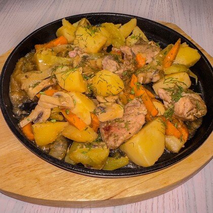Жаркое с овощами в горячей сковороде