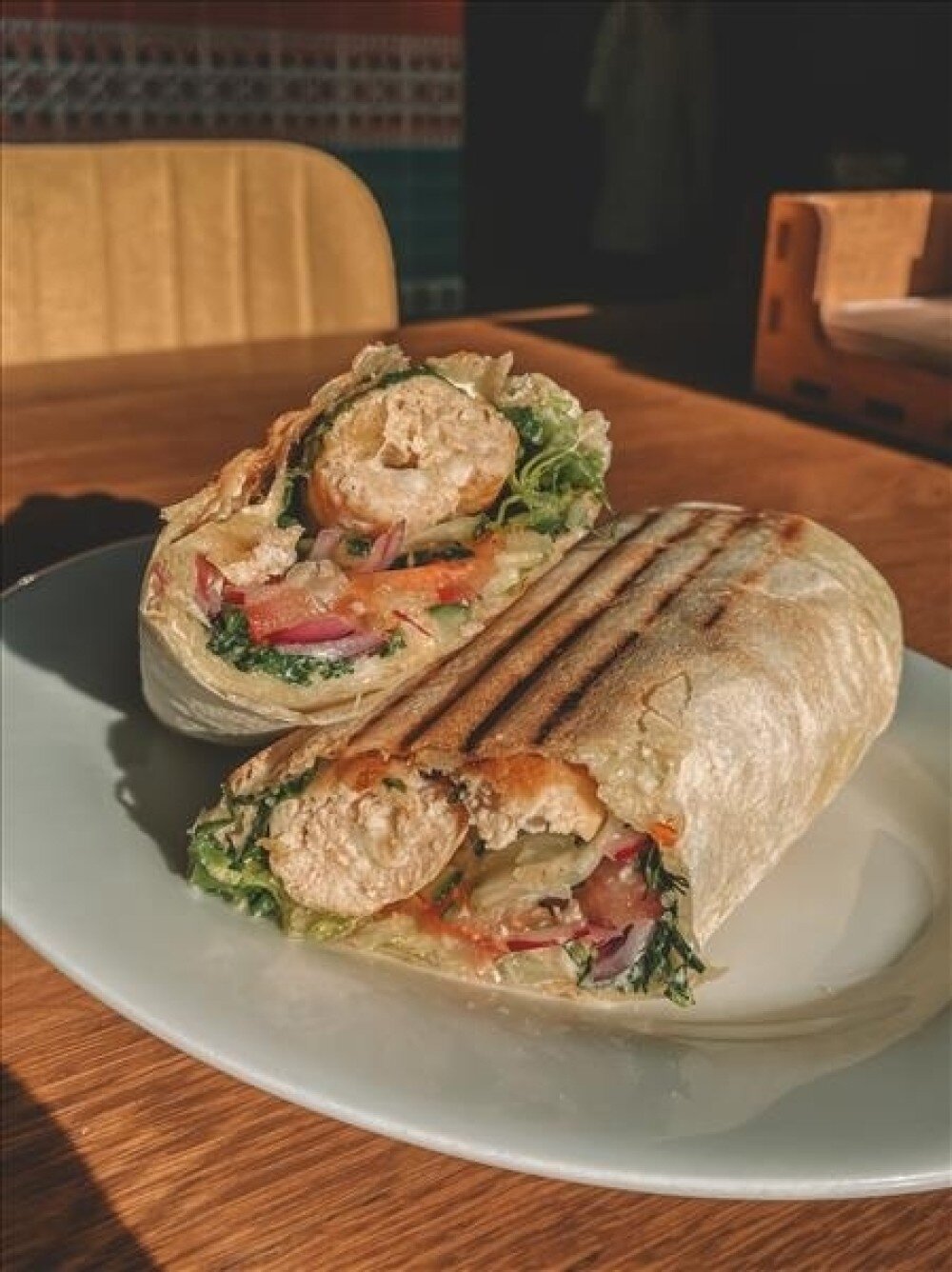 Шаурма с люля-кебаб из курицы с сыром моцарелла на мангале