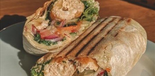 Шаурма с люля-кебаб из курицы с сыром моцарелла на мангале