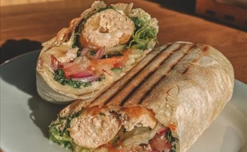 Шаурма с люля-кебаб из курицы с сыром моцарелла на мангале