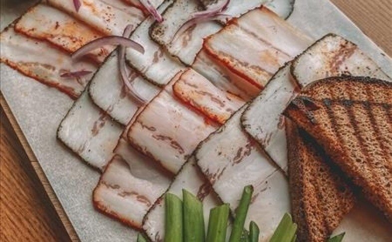 Сало с горчицей и бородинским хлебом