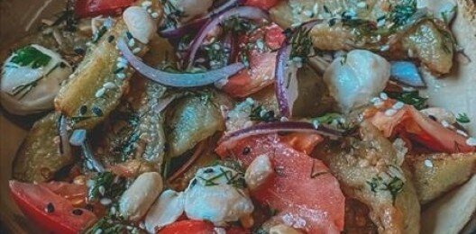 Салат с хрустящими баклажанами в сладко-остром соусе