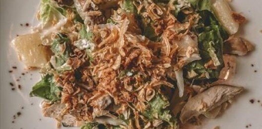 Салат с курицей и ананасом