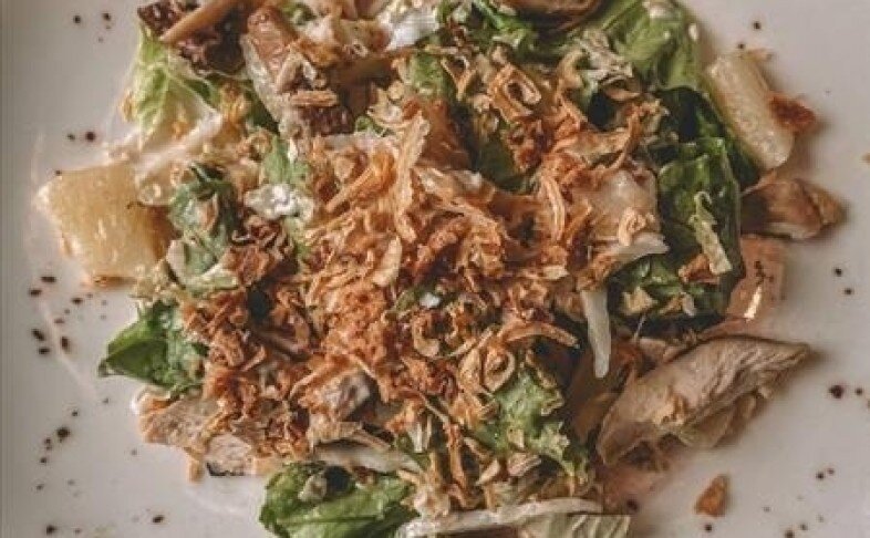 Салат с курицей и ананасом