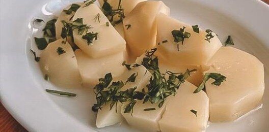 Картофель отварной, подаётся с маслом и зеленью
