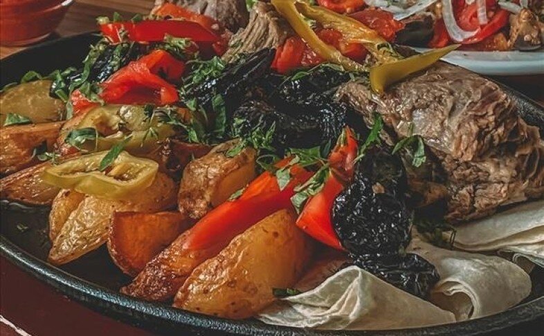 Сковородочка по-деревенски из говяжьих ребрышек