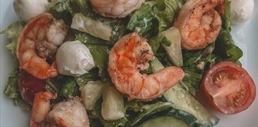 Салат с королевскими креветками и моцареллой