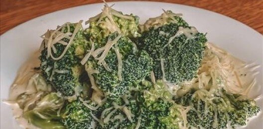 Брокколи в сливках под сыром пармезан