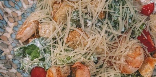 Салат «Цезарь» с королевскими креветками