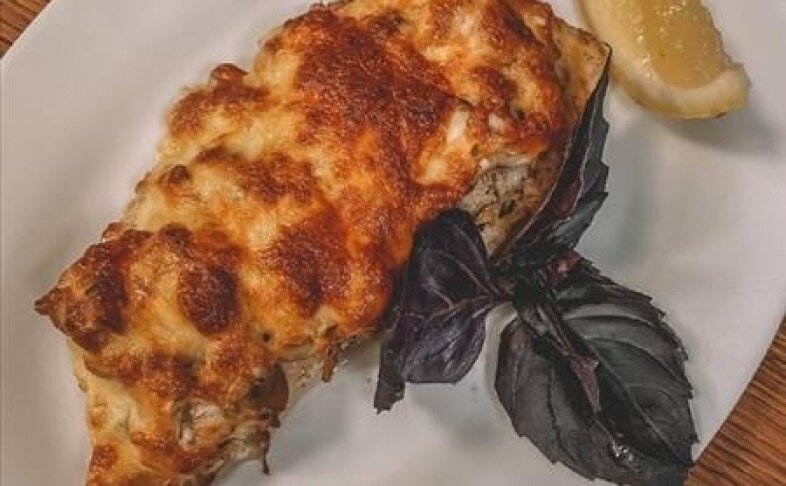 Запеченный судачок с шампиньонами под сыром