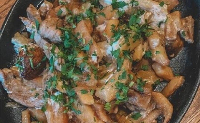 Сковородочка со свиной вырезкой и овощами в сливочно-грибном соусе