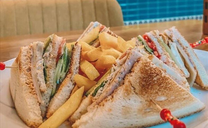 Сэндвич «Клаб» с картофелем фри