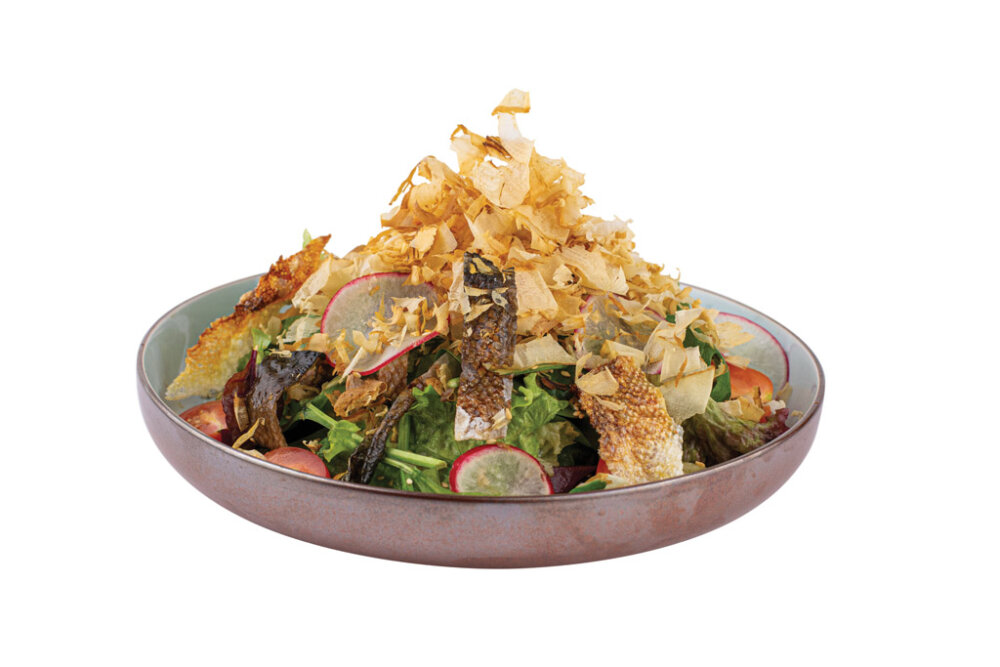 Салат с хрустящей кожей лосося, помидорами черри, хлопьями тунца, редисом в соусе Тосадзу