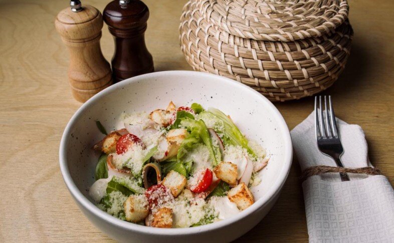 Салат Цезарь с курицей