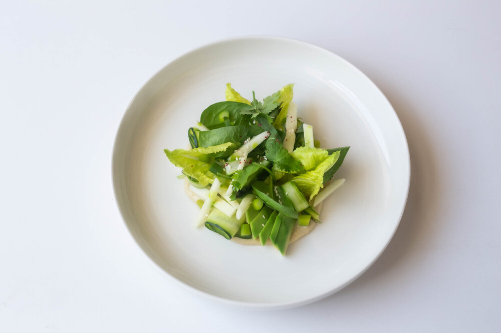 Зелёный салат с молодыми овощами и ореховым дрессингом