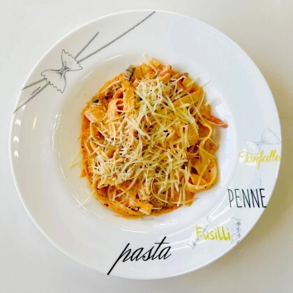 Паста с ветчиной и шампиньонами