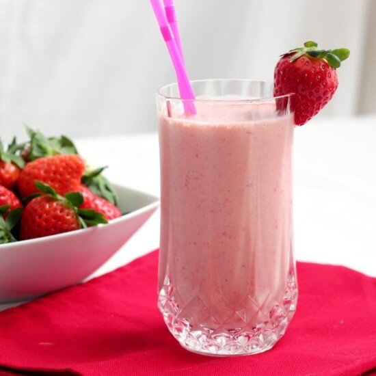 Клубничный молочный коктейль