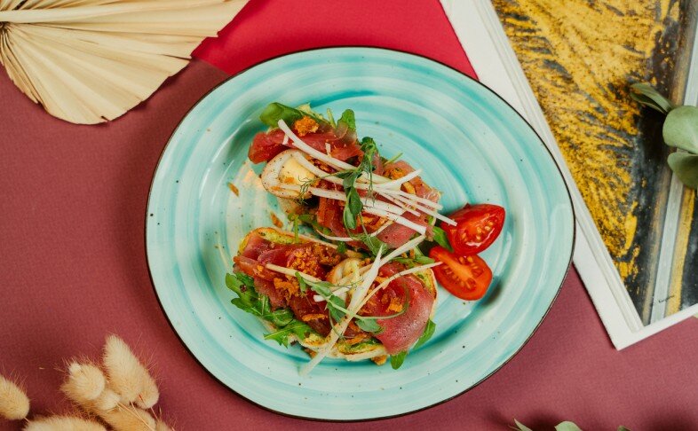 Брускетта с тунцом и луковым соусом