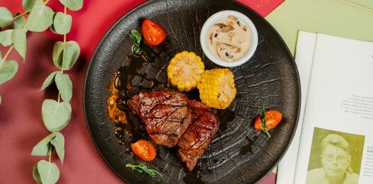 Медальоны из телятины с грибным соусом