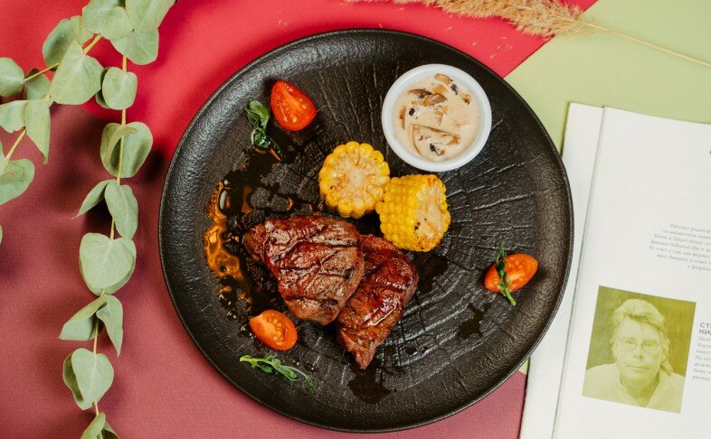 Медальоны из телятины с грибным соусом