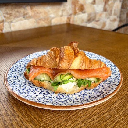 Круассан с лососем