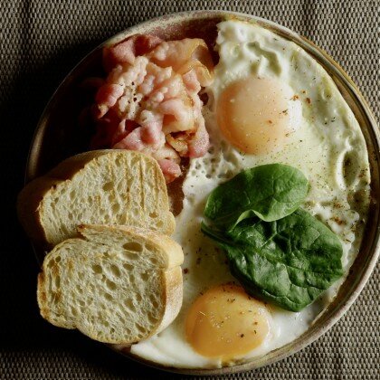 Глазунья с беконом и тостами