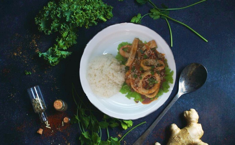 Жаренный кальмар с овощами (острое) + рис