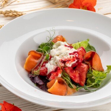 Салат с лососем и страчателлой под клубничным соусом