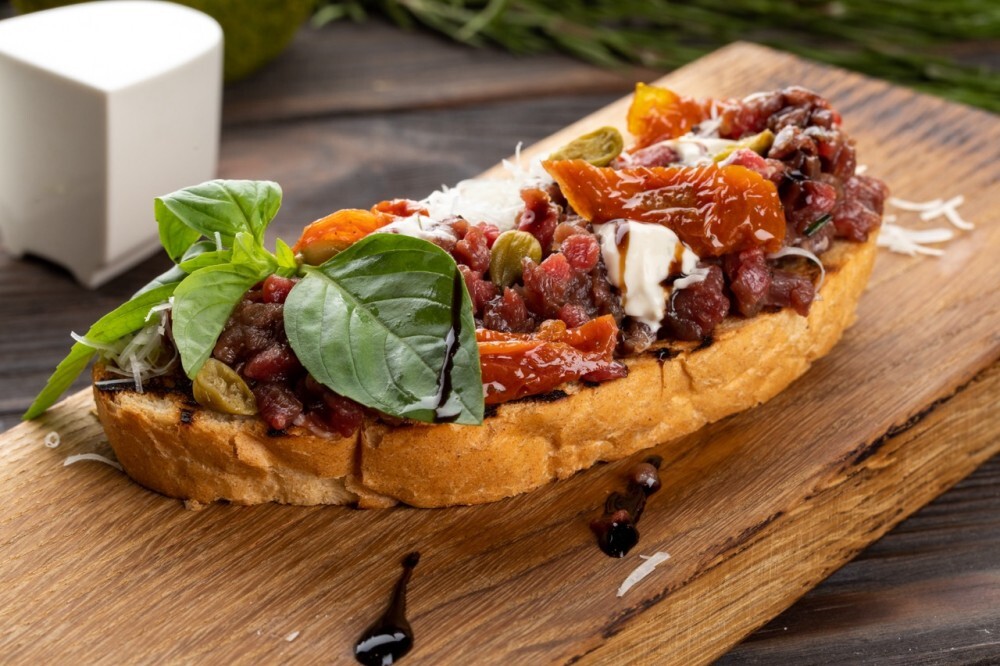 Брускетта с тартаром из говядины