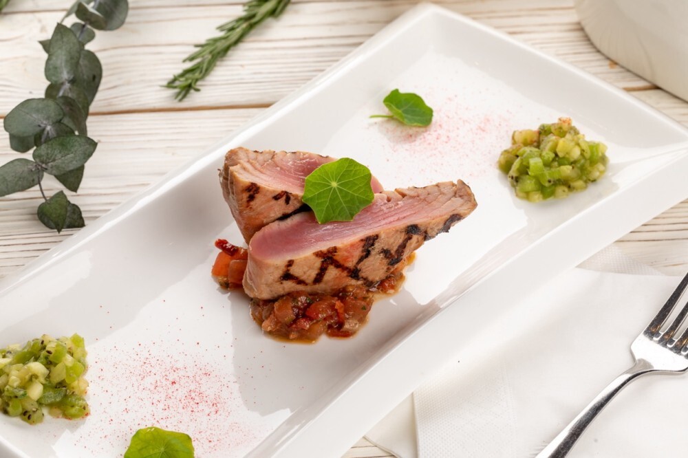 Стейк тунца блюфин на томатной сальсе