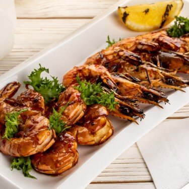 Тигровые креветки, обжаренные с чесноком и соусом чили