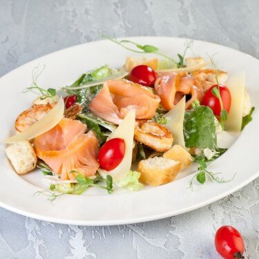 Цезарь де люкс с креветками и лососем