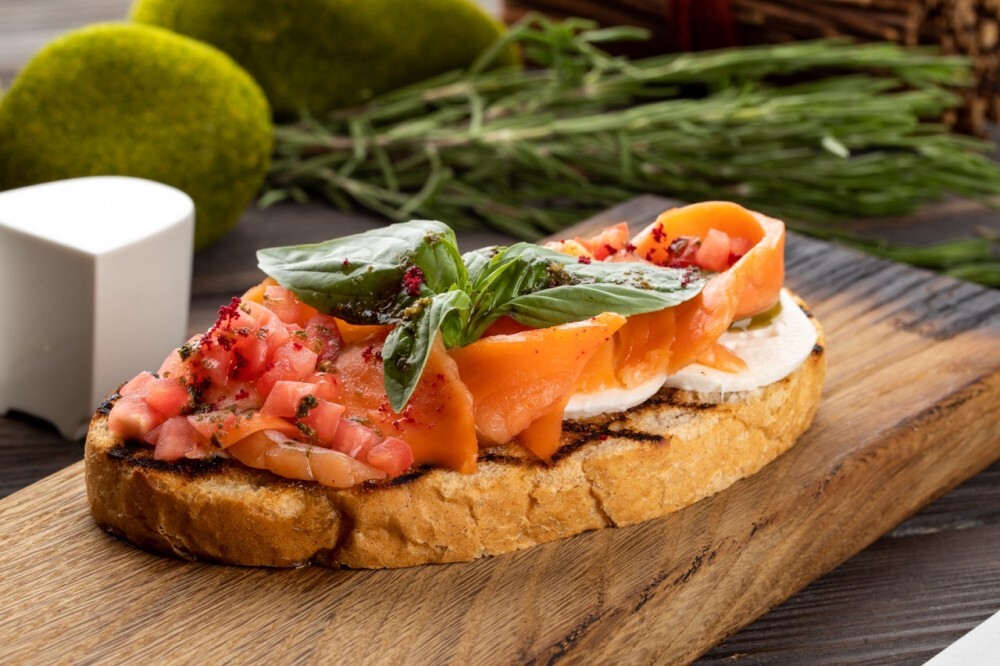 Брускетта с лососем